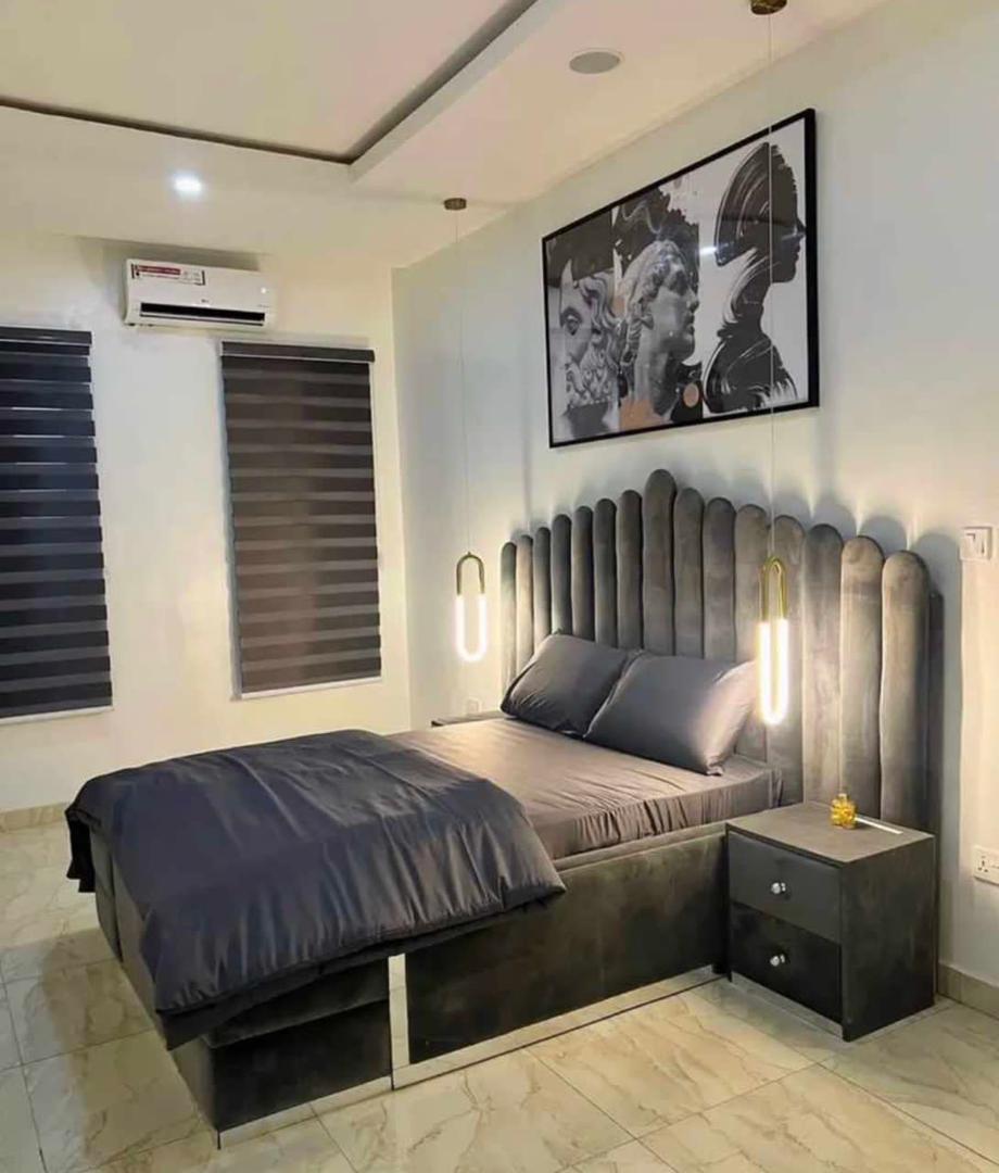 Lit avec tête bois lattes LED