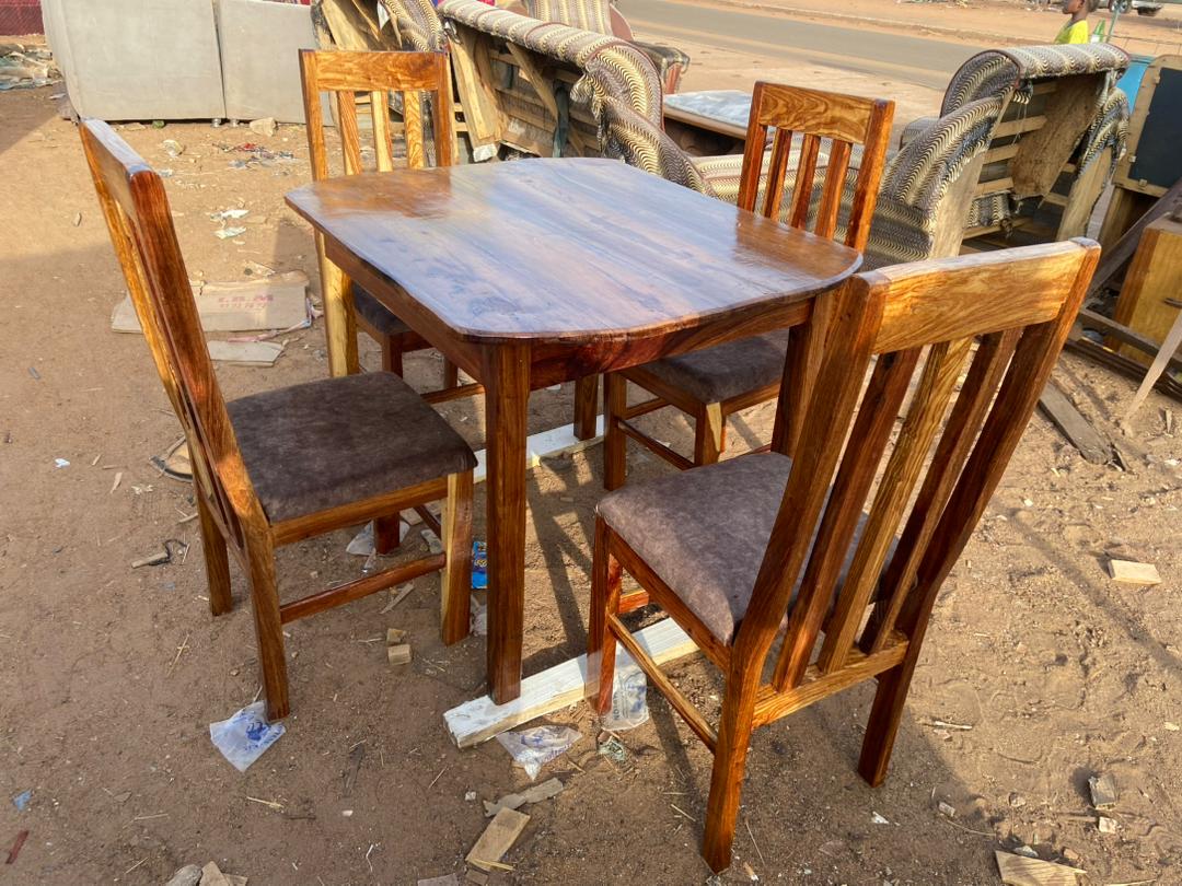 Table à manger massif bois rouge