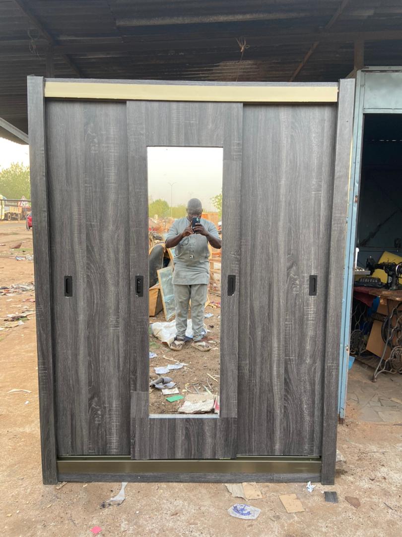 Armoire trois portière en matière