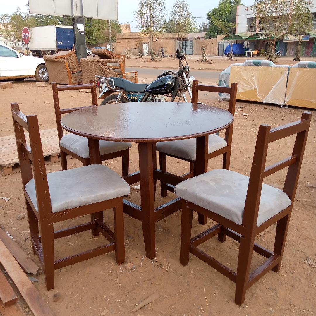 TAble avec 4 chaises bois rouge et massif
